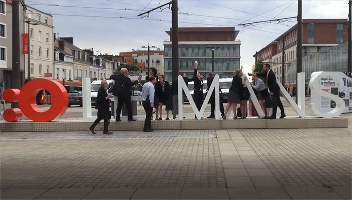 Le collectif Grand maximum improvise à la gare du Mans à 7h du matin